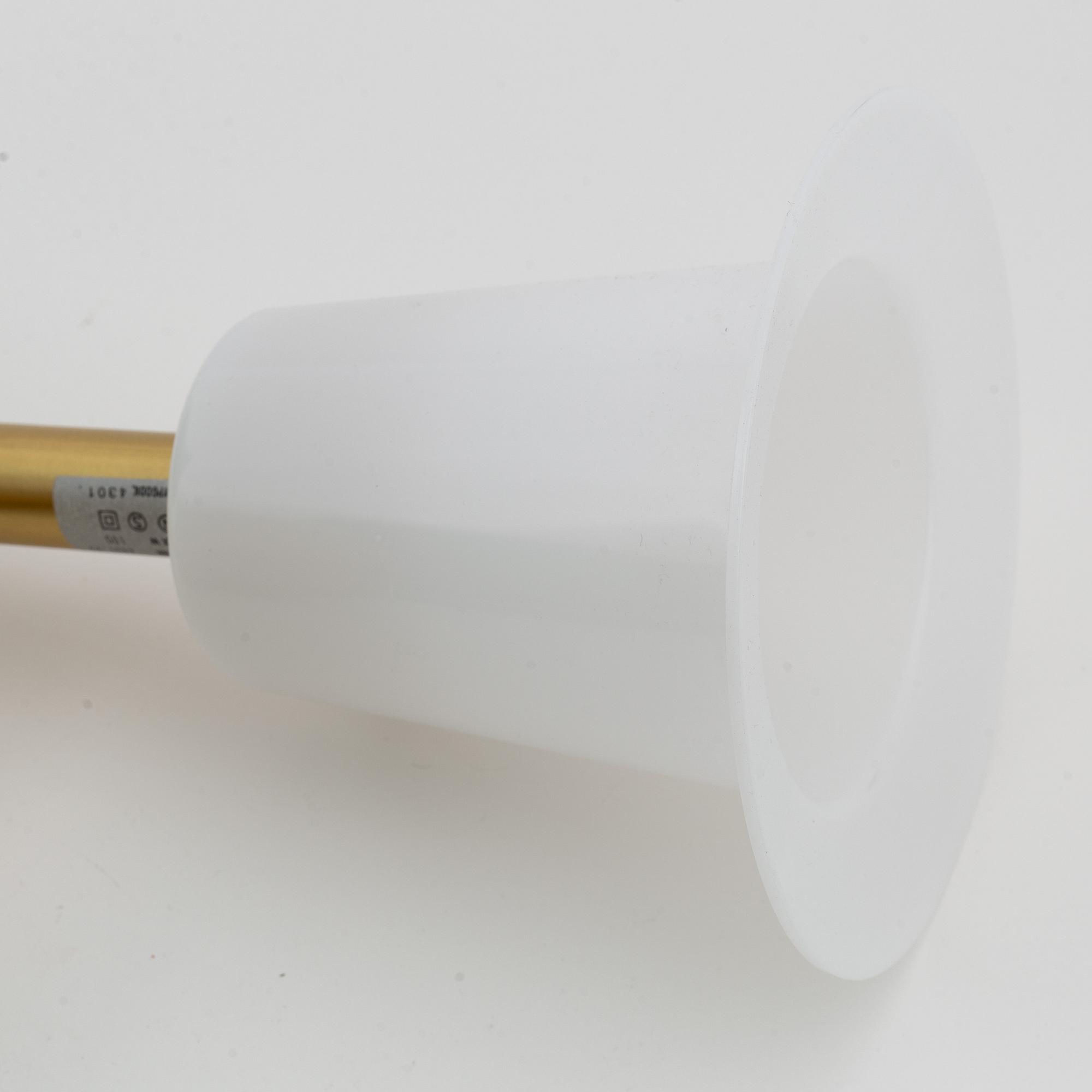 A pair of brass wall lights, Luxus.