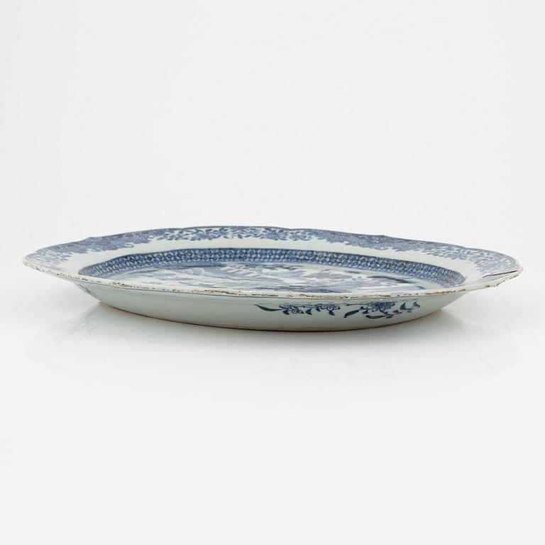 A blue and white Chinese porcelain charger, Qing Dynasty, Qianlong (1736-95).