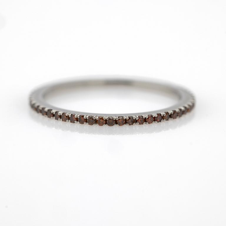 Ring, platinum with brown diamonds.