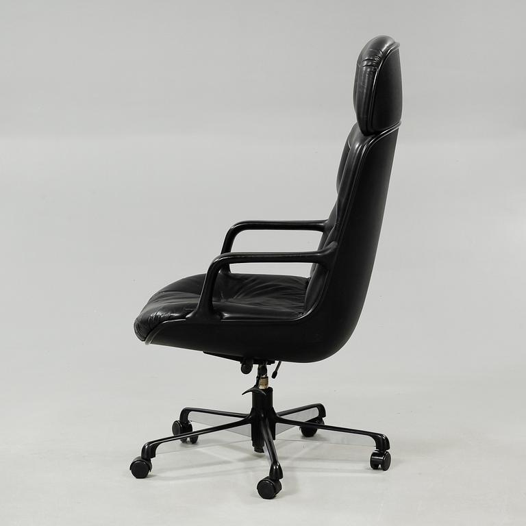 A 1980s office chair, labeled "Comforto".