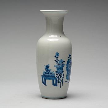 A blue and white vase, Qing dynasty, Guangxu (1875-1908).