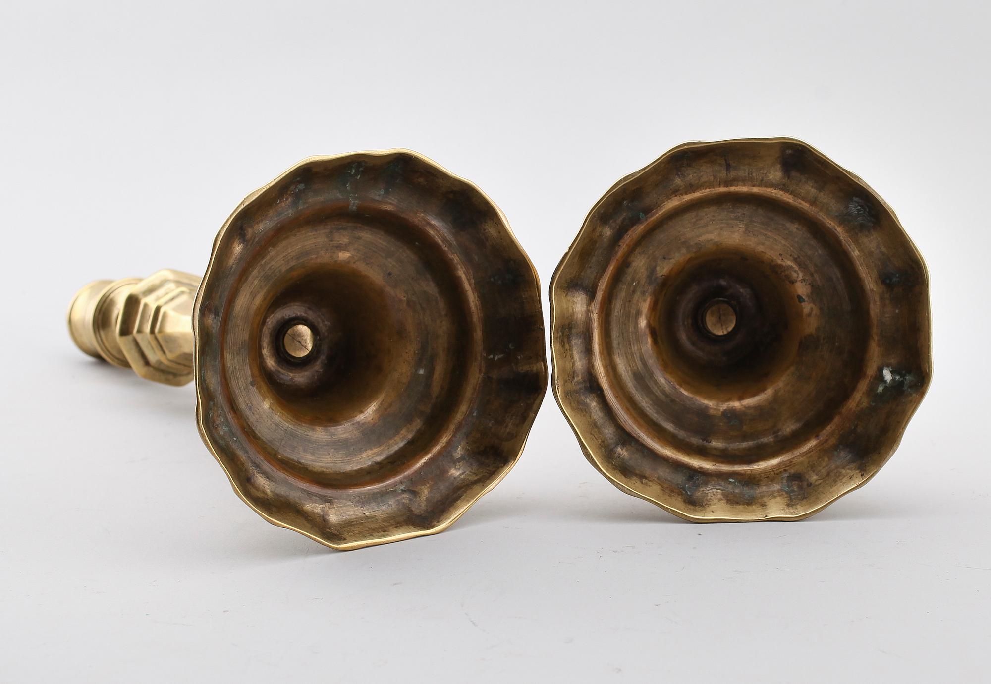 LJUSSTAKAR, 1 par, mässing, senbarock, 1700-tal.