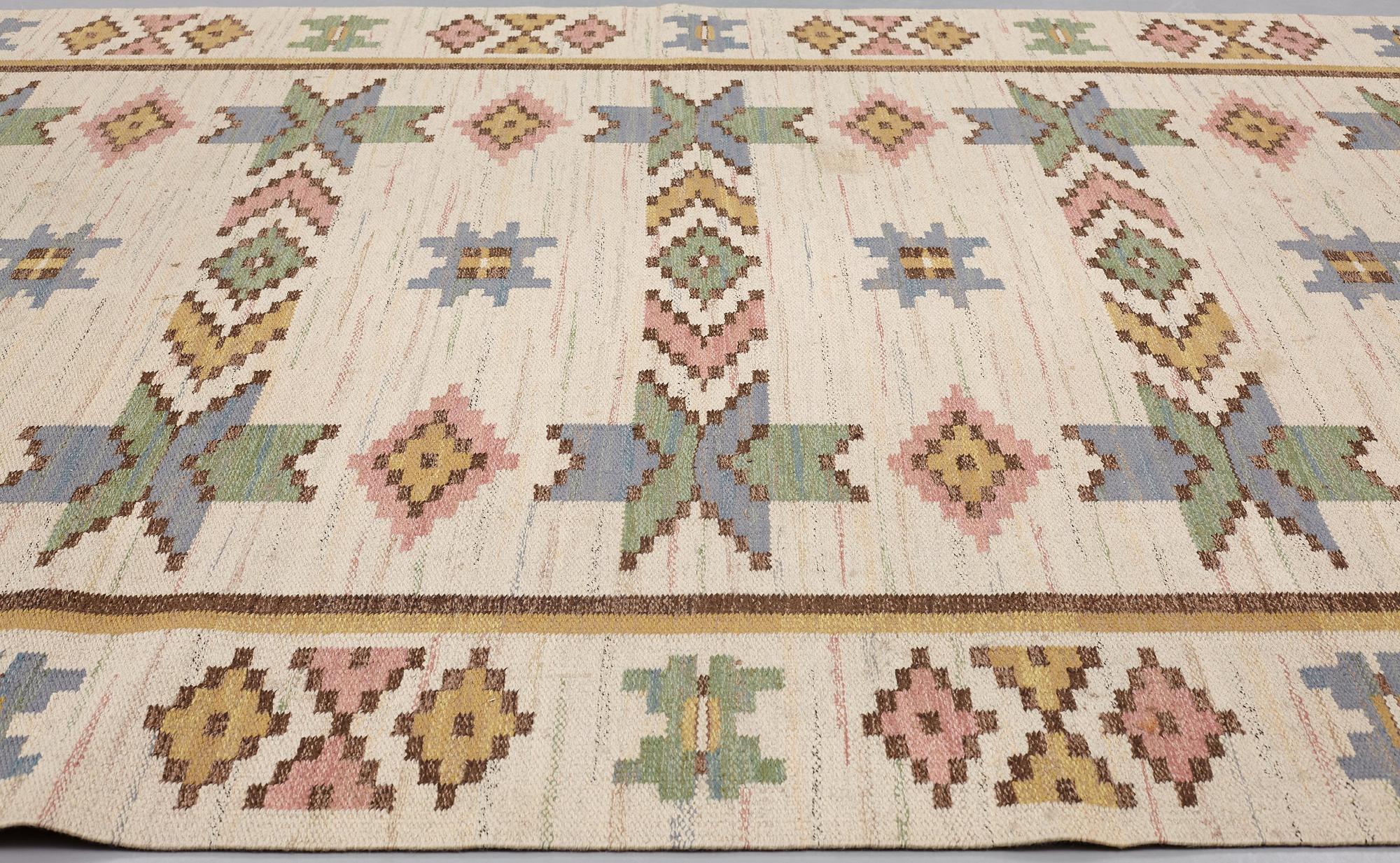 Märta Måås-Fjetterström, MATTO, "Vit botten", flat weave, ca 304 x 204,5 cm, signed AB MMF.