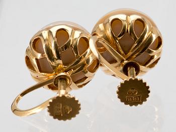 ÖRHÄNGEN, 18k guld med mabépärlor. Vikt ca 6,5 g.