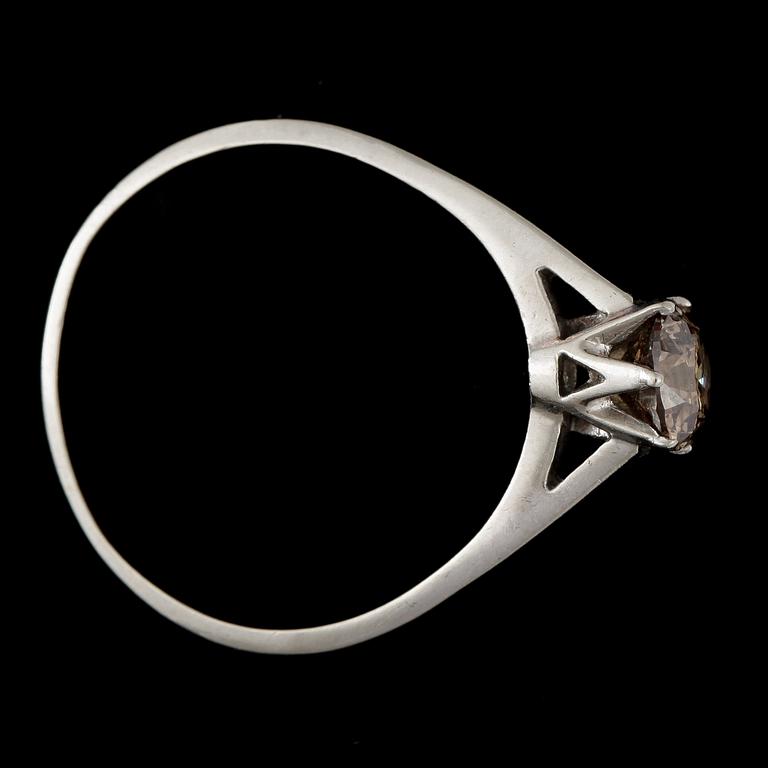 RING, 14k guld med cognacsfärgad, briljantslipad diamant ca 0,8 ct. Vikt ca 2,8 gram.