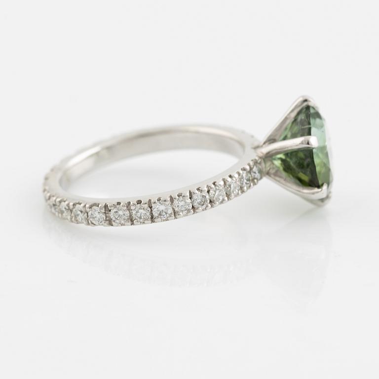 Ring, Patrik af Forselles, platina med grön turmalin och briljantslipade diamanter.