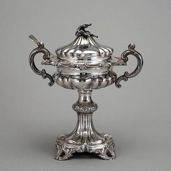 SOCKERSKÅL PÅ FOT, silver, Gustav Möllenborg, Stockholm, 1851. Vikt ca 688 g.