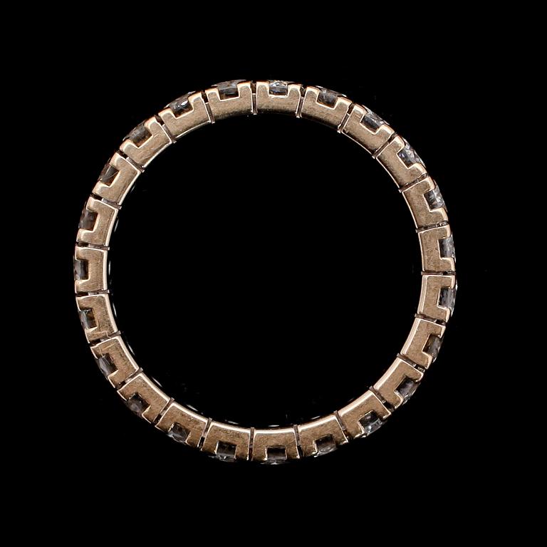 RING, 18 k vitguld, helallians, 23 briljantslipade diamanter tot ca 1.50 ct.