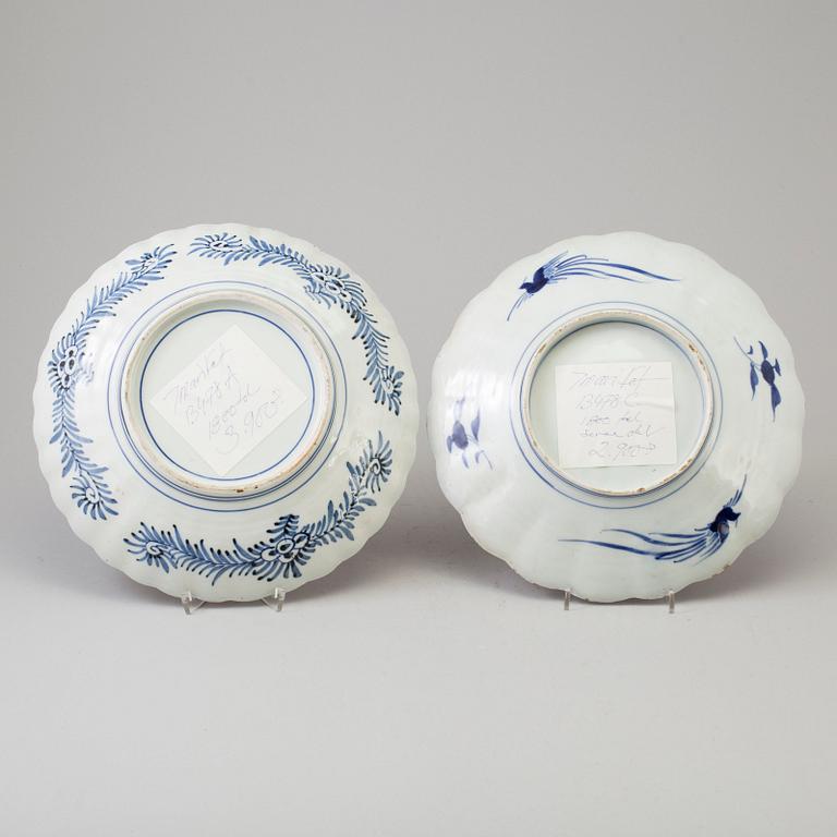 FOUR DISHES, porcelain, Imari, Japan, late 19th / early 20th century.