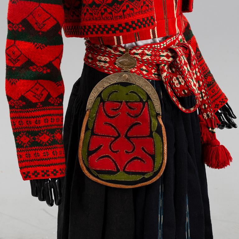 Folkdräkt Delsbo, 10 delar, Hälsingland, delvis daterad.