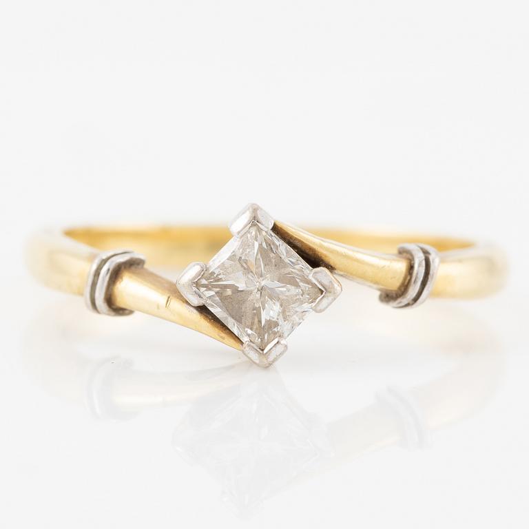 Ring 18K gold with princess-cut diamond.