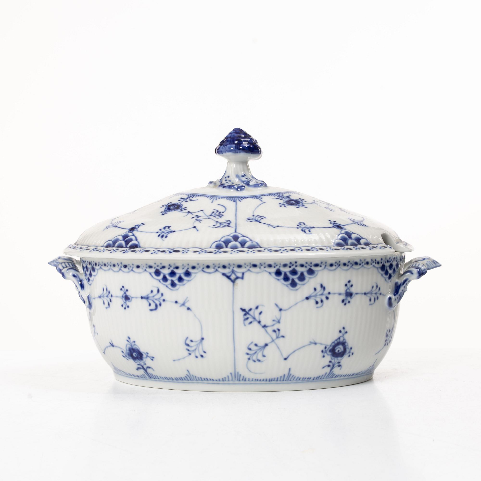 Royal Copenhagen, Dinner service, 31 pieces, “Musselmalet Halvblonde”, Denmark.