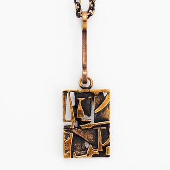 Jorma Laine, pendant with chain in bronze.