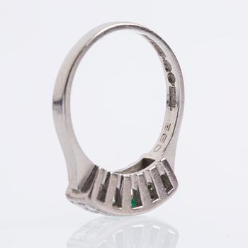RING, 18K vitguld, med smaragd samt briljantslipade diamanter ca 0.22 ct.