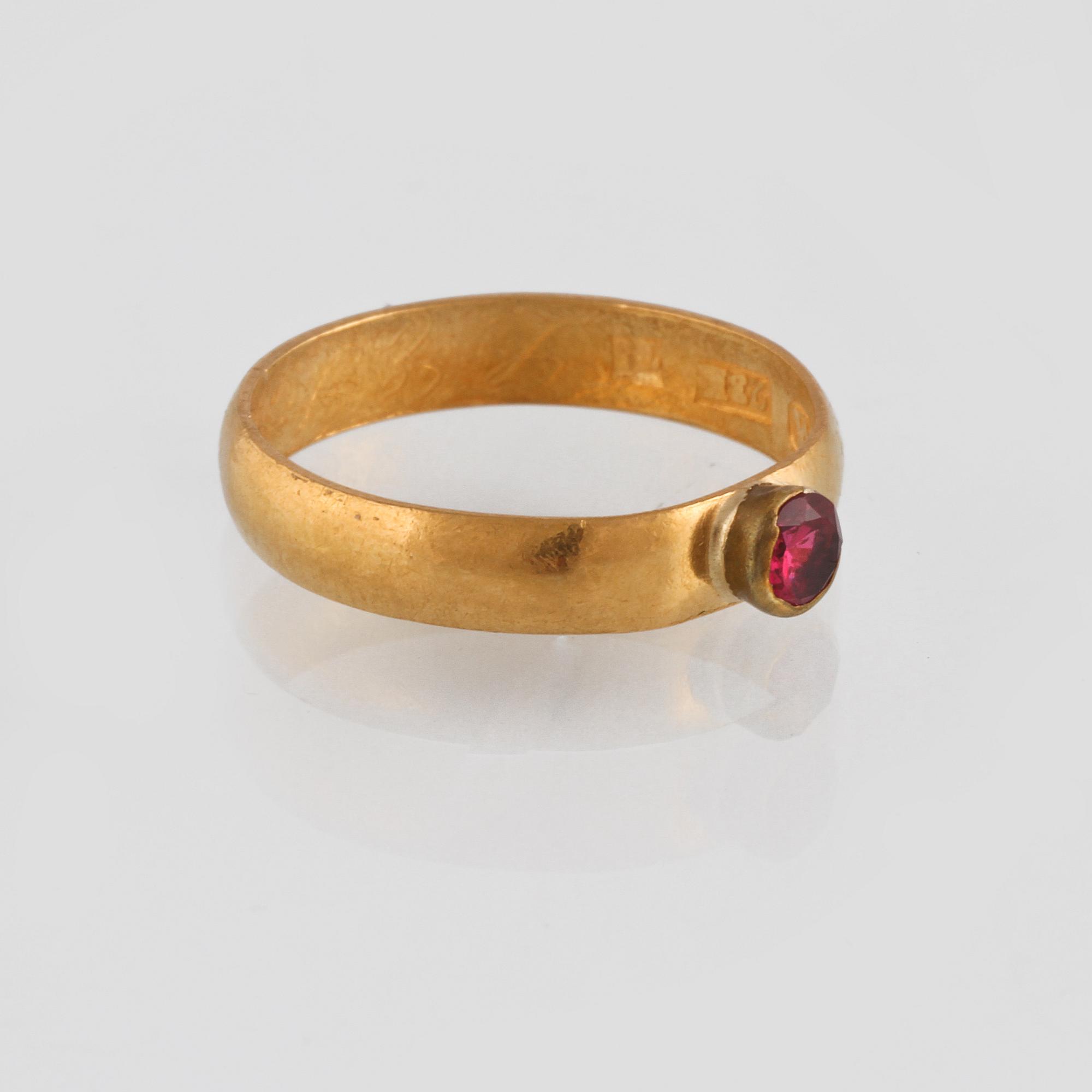 RING, 23K guld med fasettslipad  syntetisk rubin, JPH, Varberg, 1973. Vikt 2,8 gram.
