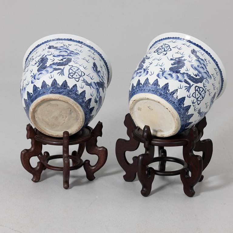 Fish bowls, a pair, porcelain, China, modern manufacture.