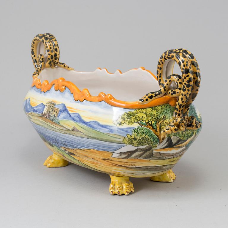 An Italian porcelaine 20th century  table centerpiece with lion feet and snake handles.