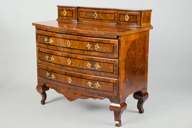 A LATE BAROQUE CHEST OF DRAWERS.