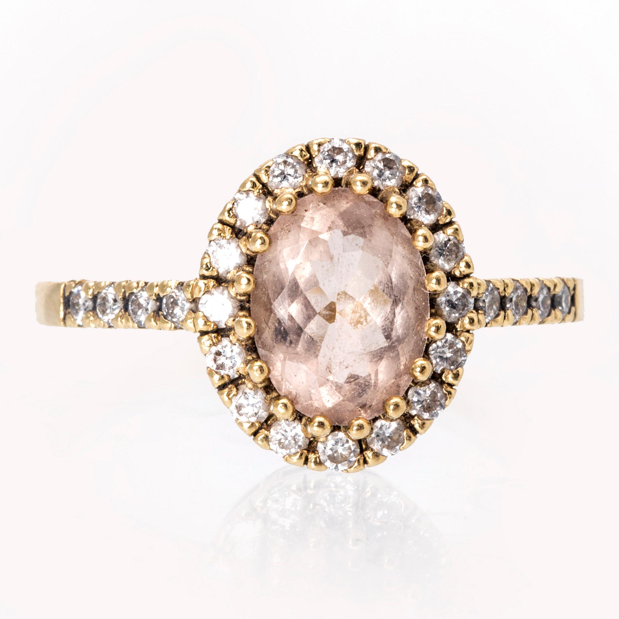 Ring 14K gold with morganite and brilliant-cut diamonds.