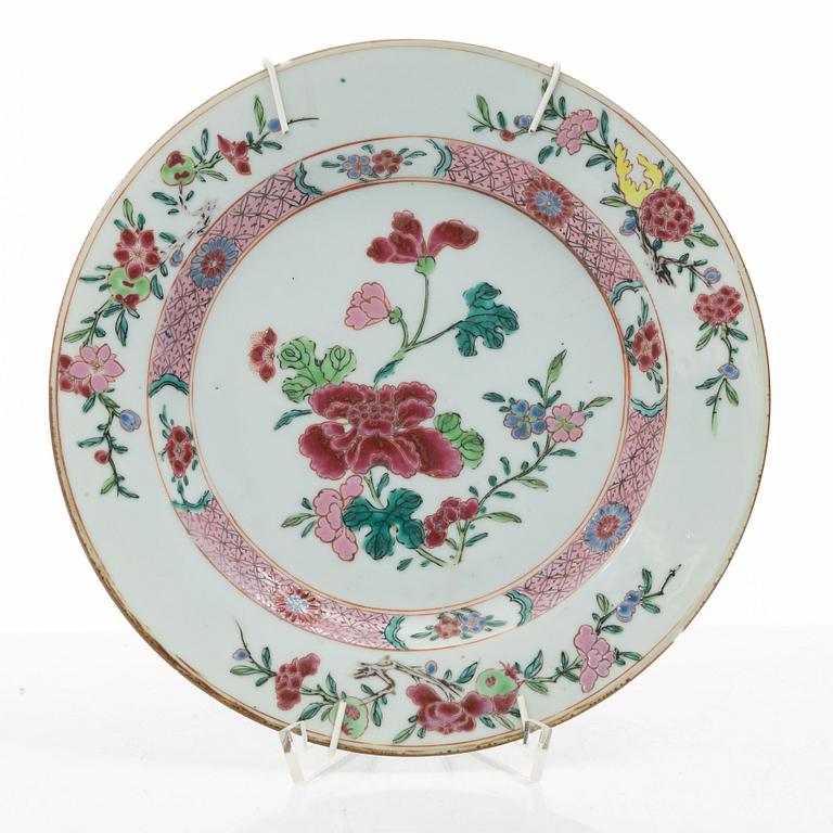 A set of three export porcelain plates and two dishes, Qing dynasty, Qianlong (1736-95).