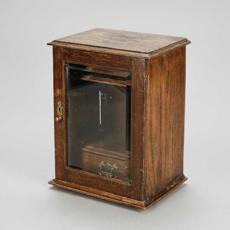 VITRINSKÅP, 1900-talets början.