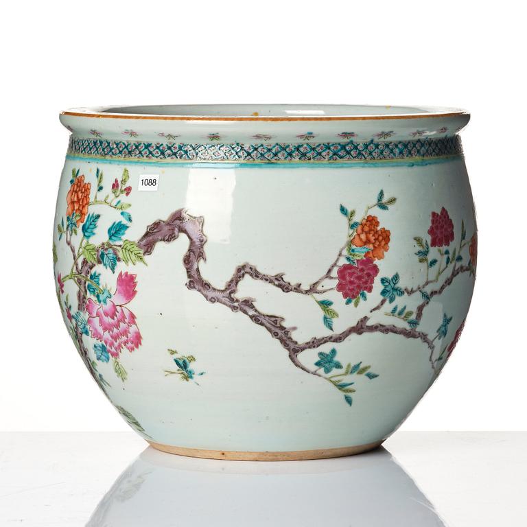 A famille rose flower pot, Qing dynasty, circa 1900.