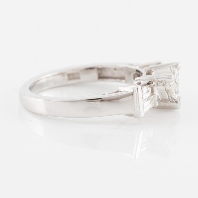 Ring 18K gold with diamonds in various cuts.