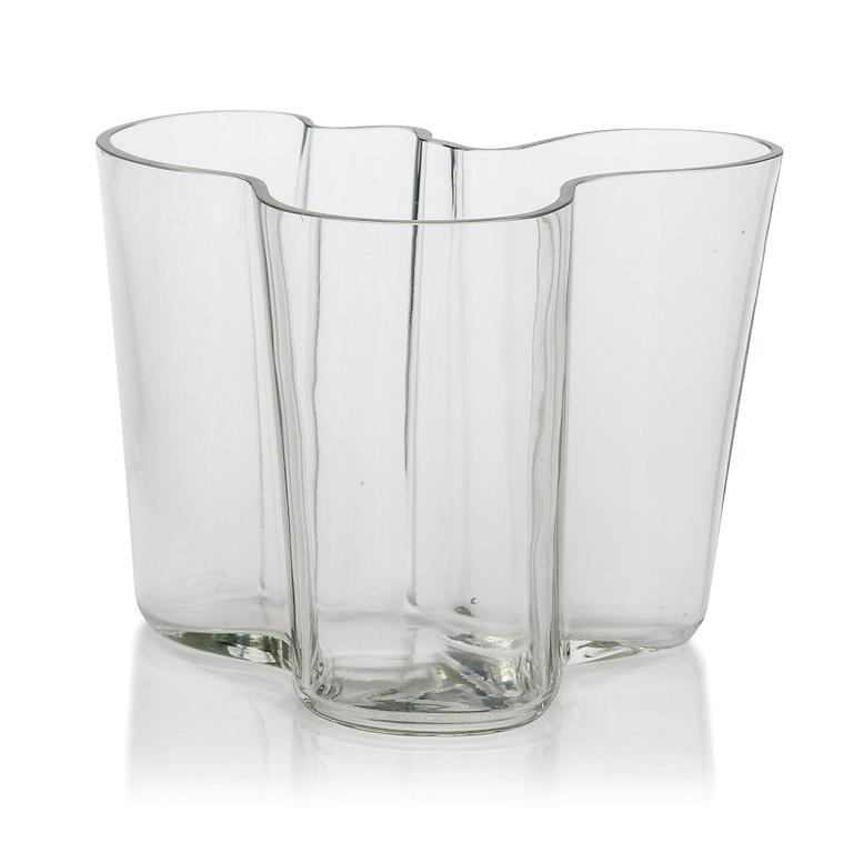 Alvar Aalto, a 1950s' 3030' vase, signed Alvar Aalto. Iittala 1950s.