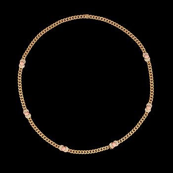 985. A long gold, brilliant cud diamond and pink coral necklace, tot. app. 5.50 ct.