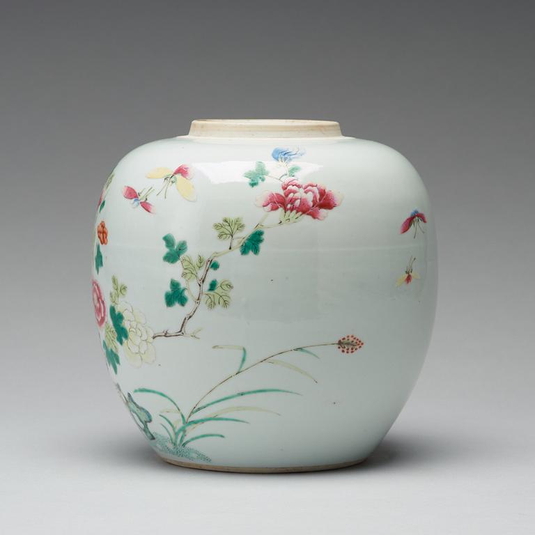 A famille rose jar, Qing dynasty.