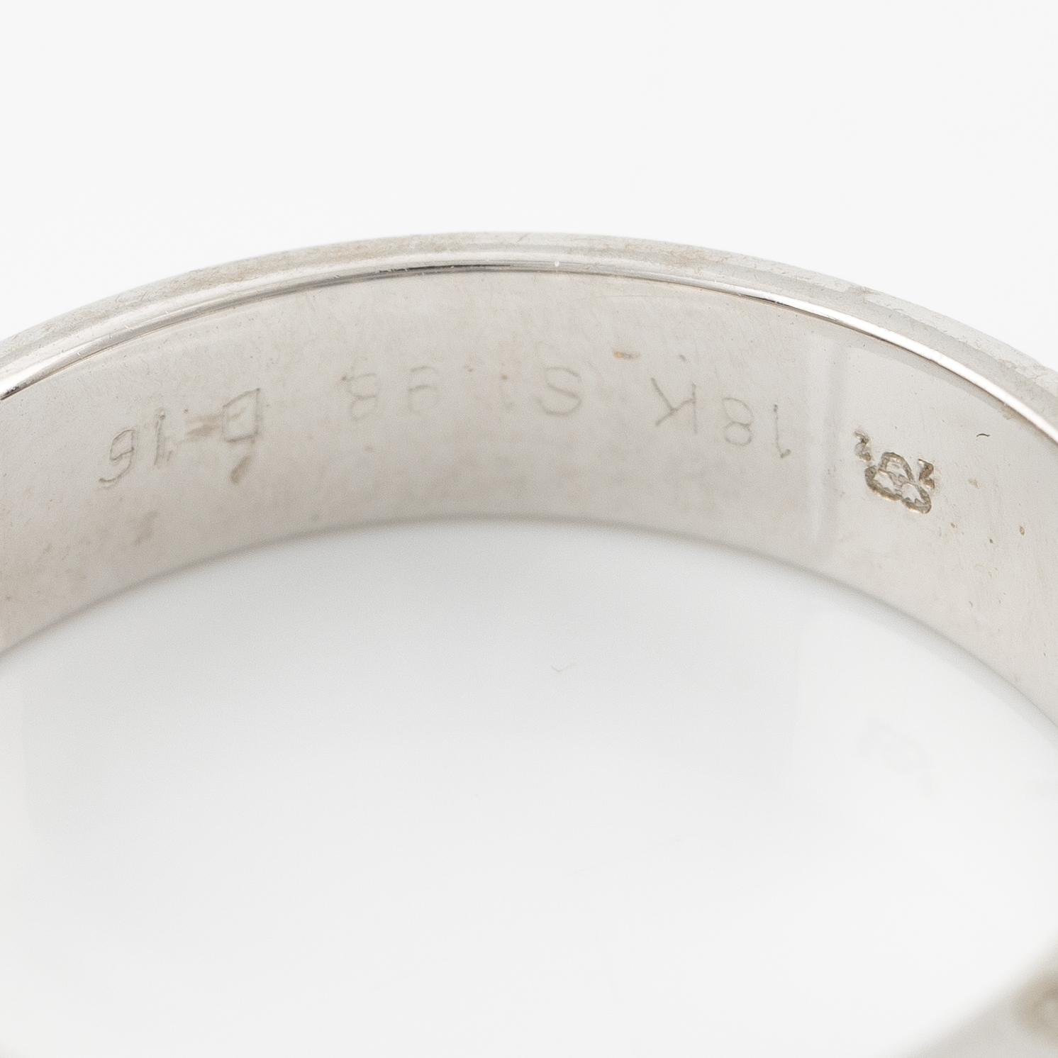 Ring 18K vitguld med blå safirer och runda briljantslipade diamanter.