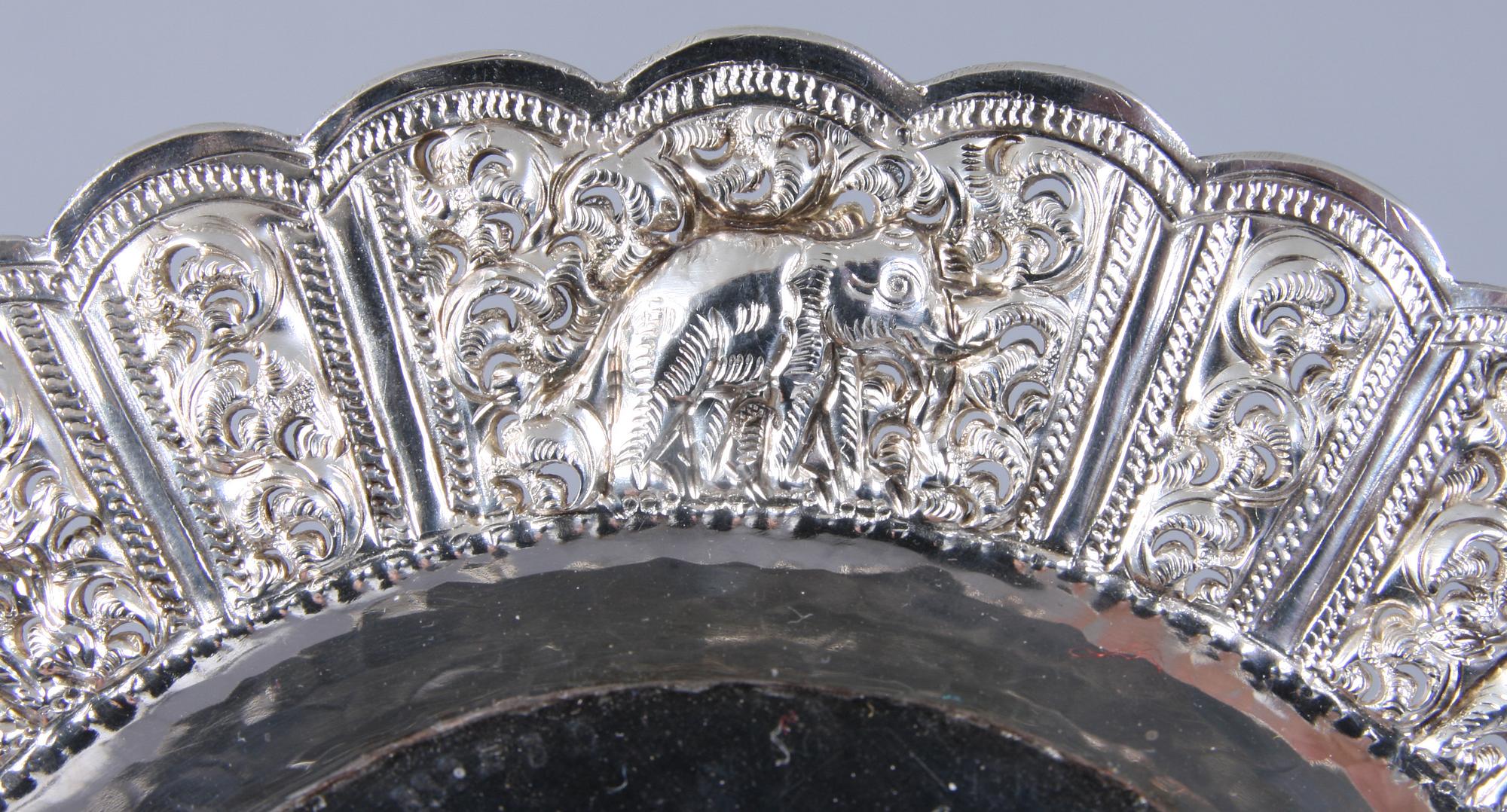 SKED, ASSIETT samt BURK MED LOCK, silver, ca 240 g.