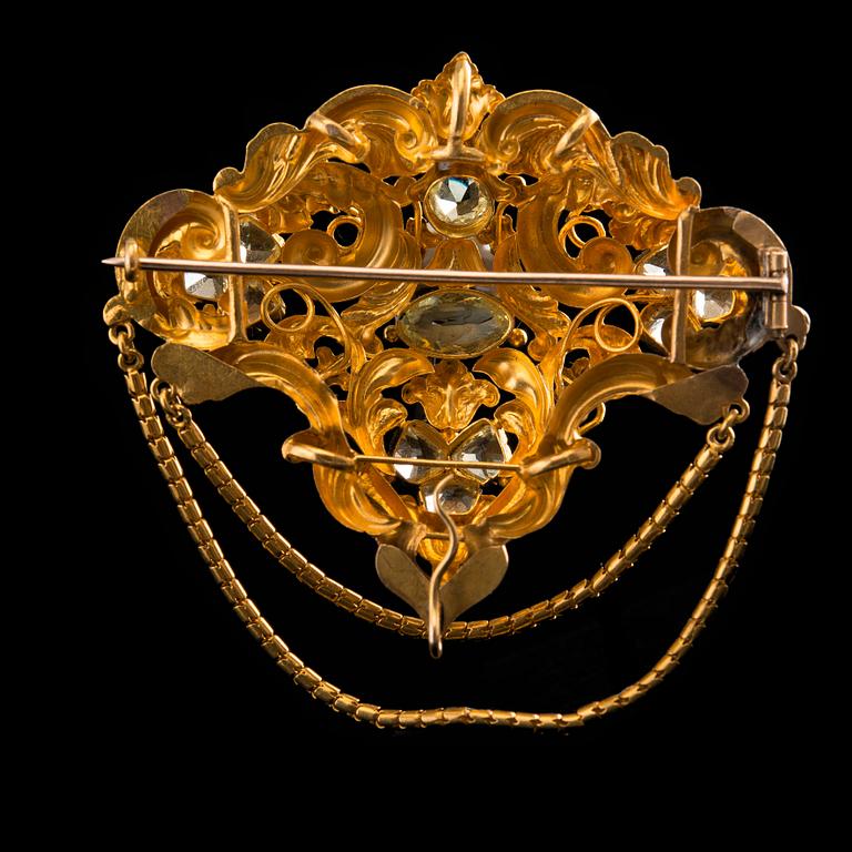 A BROOCH, gold, 11 chrysoberylles c. 8.50 ct. Austria-Hungary late 1800 s. Measurements 60x50 mm, weight 14 g.
