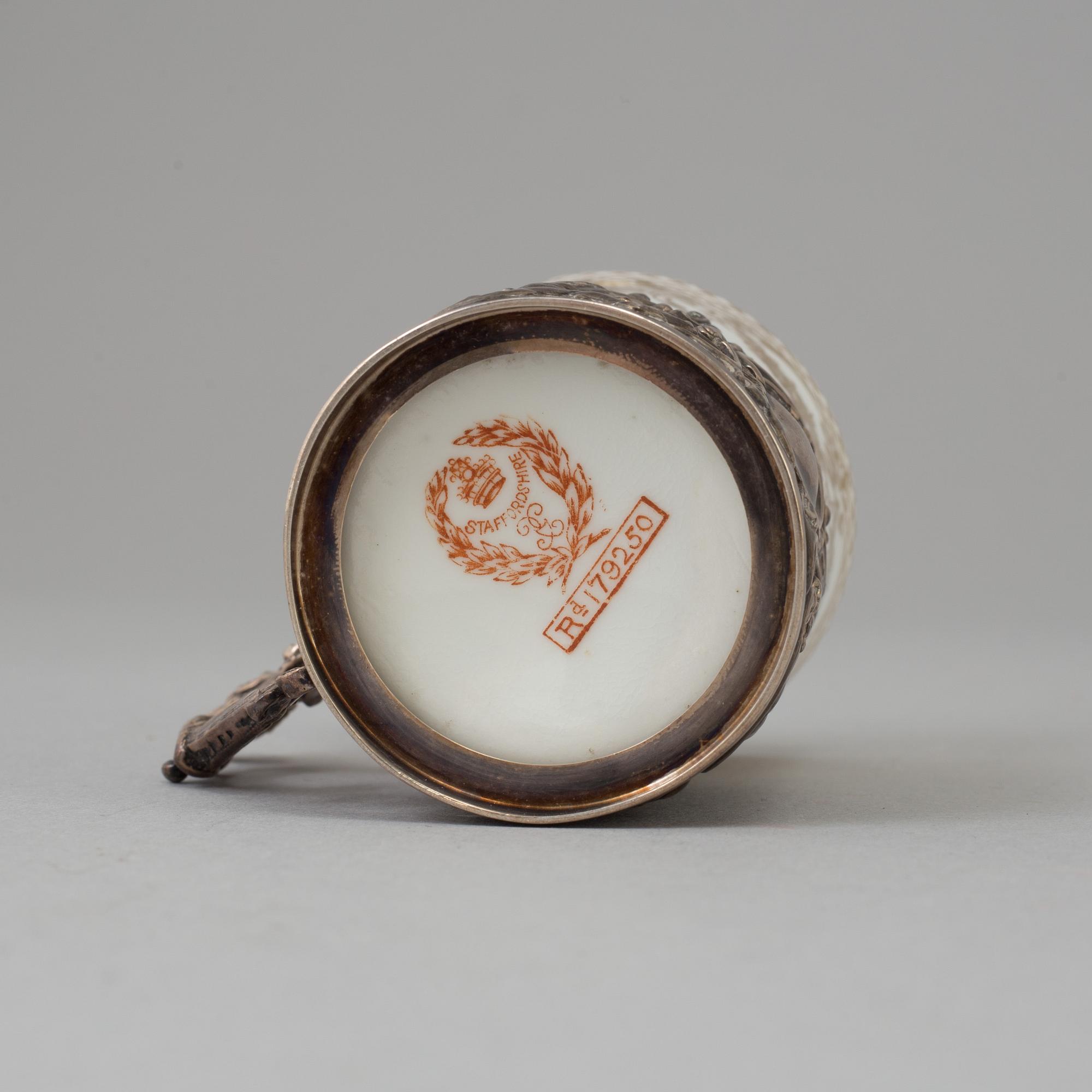 TESERVIS, 7 delar, Staffordshire porslin, silverarbete av troligen William Comyns, London, England, 1894.
