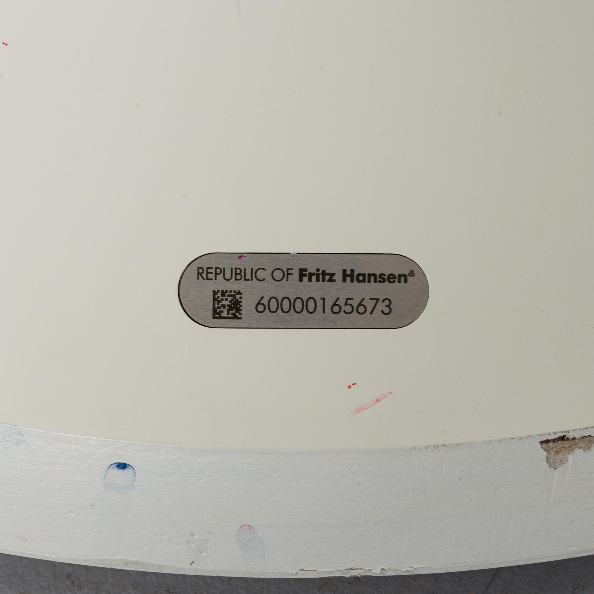 ARNE JACOBSEN, barngrupp, 4 stolar samt bord, Fritz Hansen.