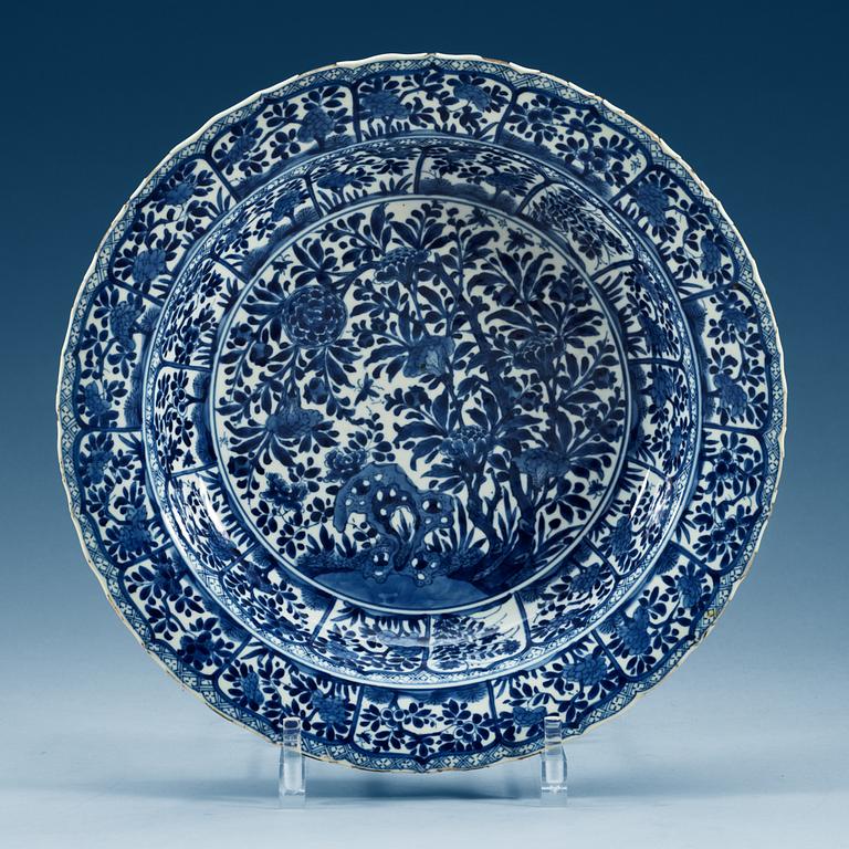 A blue and white dish, Qing dynasty, Kangxi (1662-1722).