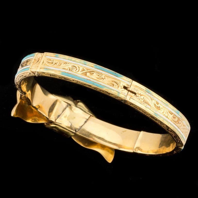 ARMRING, 14 k guld med vit och turkos emalj, 1800-tal. Vikt ca 10 g.