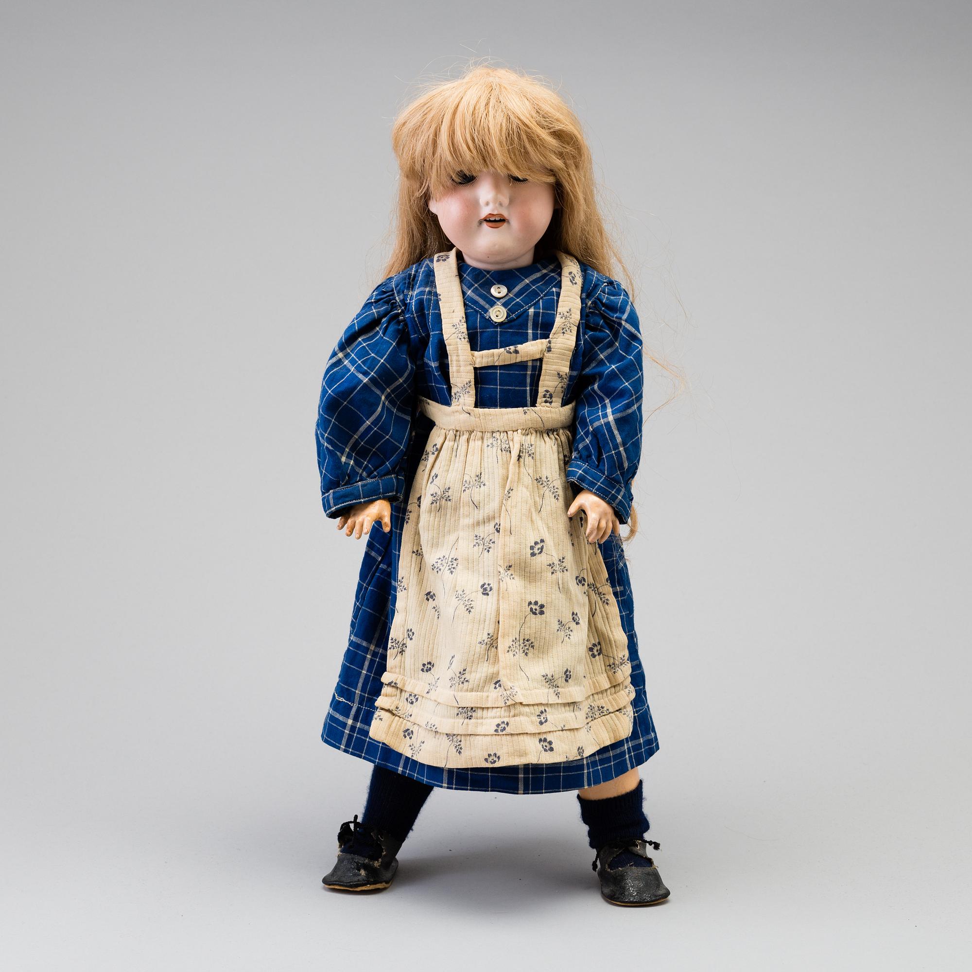 A DOLL FROM Armand Marseille MODELL NR 390. EARLY 20TH CENTURY.