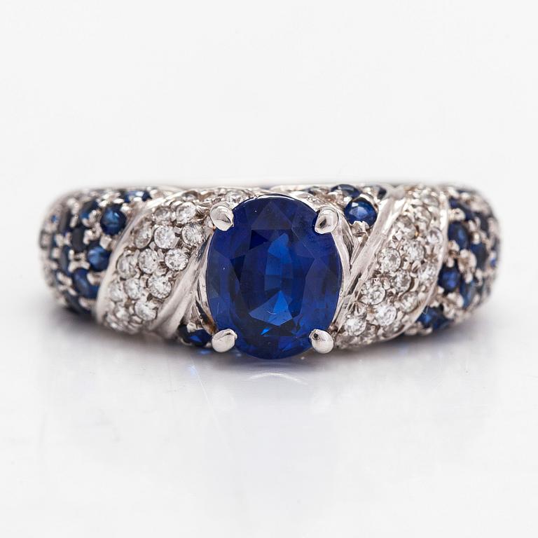 An 18K white gold ring, with diamonds totalling approximately 0.22 ct and sapphires.