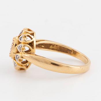 CARMOSÉRING, 18K guld med rubin och briljantslipade diamanter.
