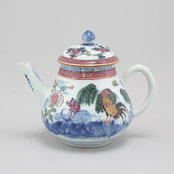 A late 18th century porcelian chinese teapot.