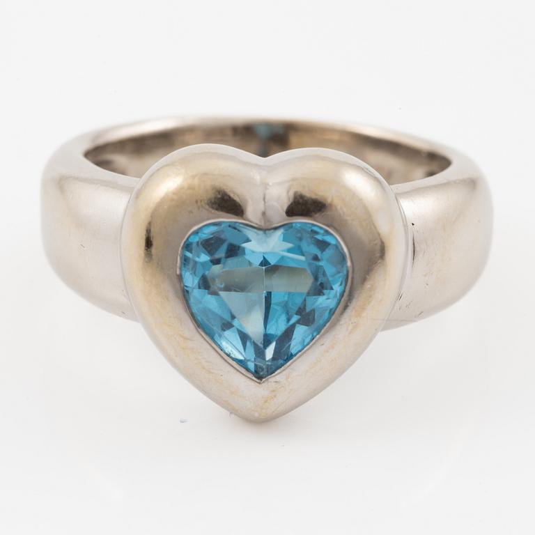 A ring in 18K white gold with a heart-shaped faceted topaz.