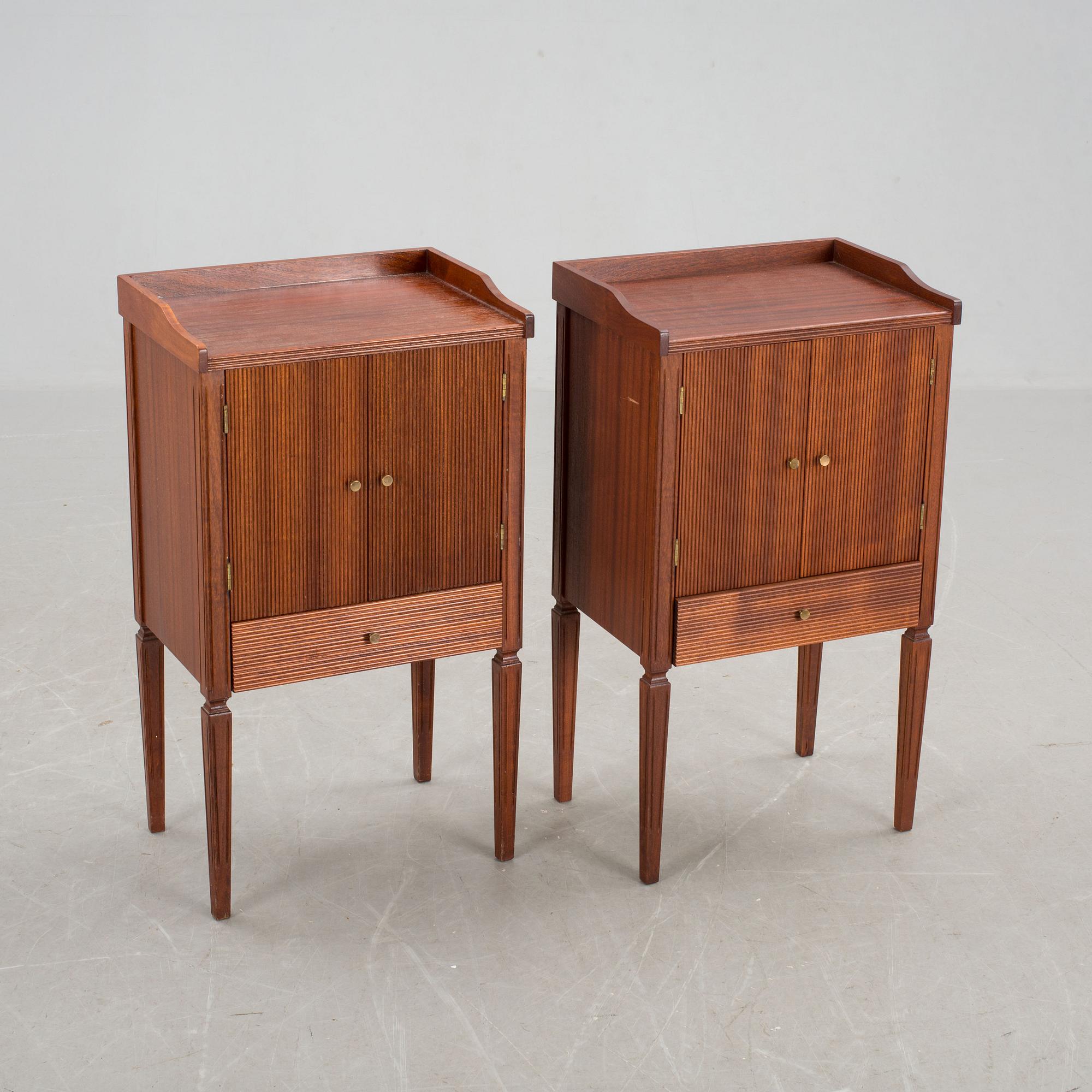 SÄNGBORD, ett par, gustaviansk stil, 1900-tal.
