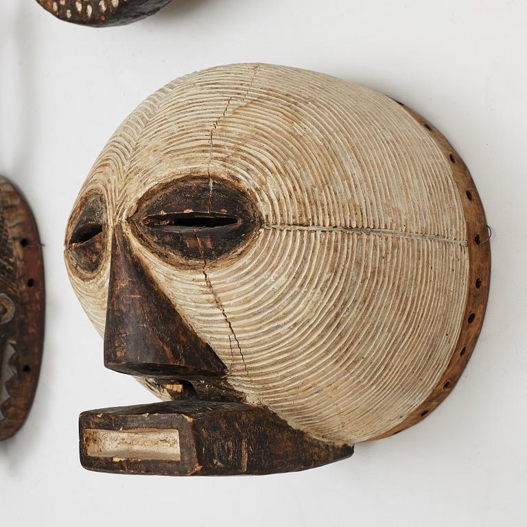 Masker, 4 st, enligt uppgift b .la från Yaure, Elfenbenskusten, Dan, Liberia, samt Luba, Kongo, 1900-talets andra hälft.