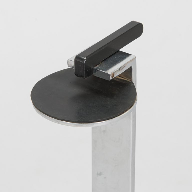 Jouni Leino, Tarjotinpöydän jalusta ,"Grip" Jouni Leino Design Studio 2009.