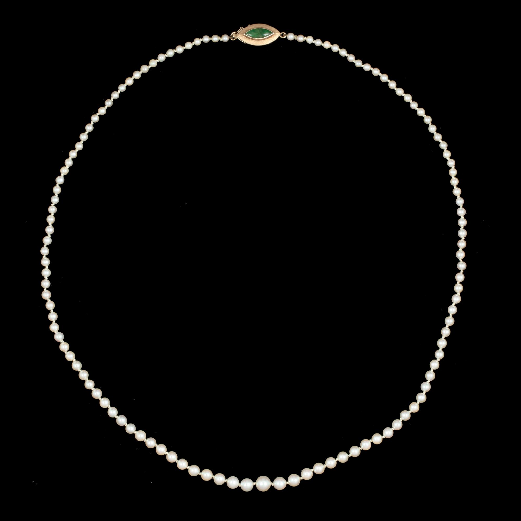 COLLIER, odlade saltvattenpärlor lås i 14k guld med grön sten. 1900-talets andra hälft.