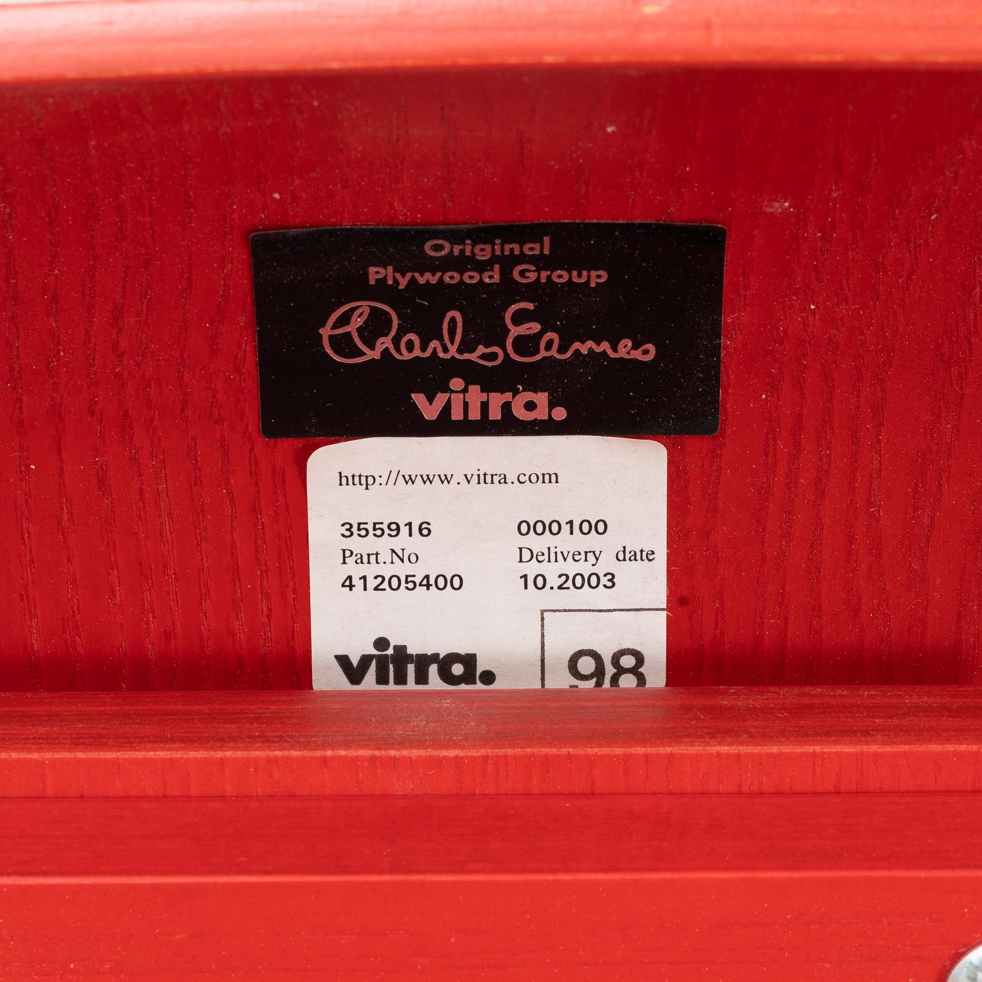 Charles & Ray Eames, fåtöljer, ett par, "LCW", Vitra, daterade 2003.