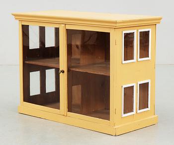 DOCKSKÅP, trä, 1900-talets första hälft.