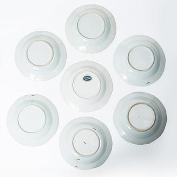 14 blue and white berry plates and five small plates, porcelain, China, Qianlong (1736-95) and Jiaqing (1796-1820).