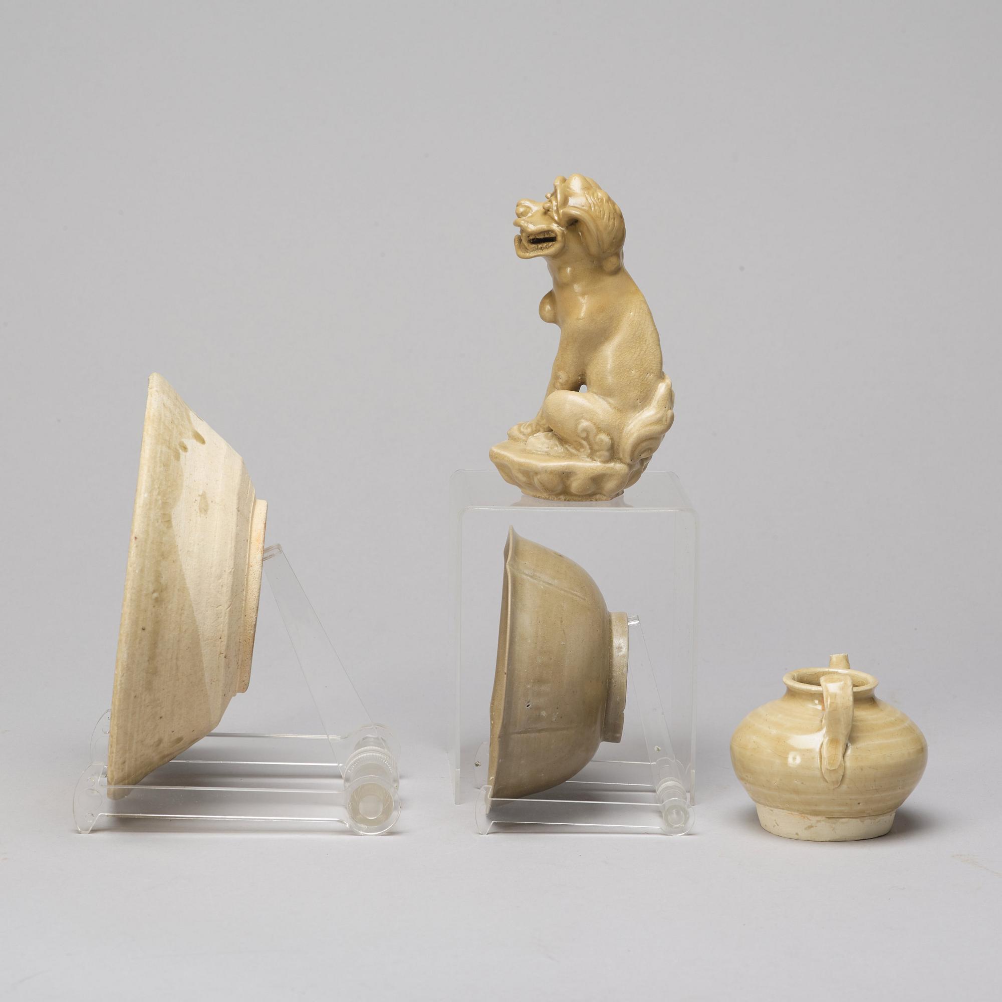 SKÅLAR, två stycken, FIGURIN samt KANNA, keramik. Sydostasien, troligen 1100/1500-tal.